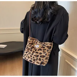 Dettaglio della borsa a secchiello leopardata in pelliccia con ricamo a forma di pecora