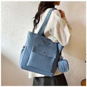 Detailansicht der blauen Canvas-Einkaufstasche mit Vordertasche und kleiner Reißverschlusstasche