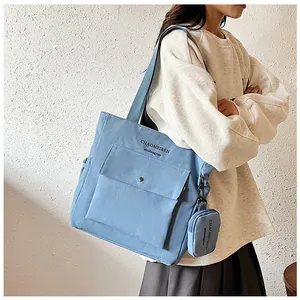 Detailansicht der großen blauen Canvas-Einkaufstasche mit Vordertasche und Zubehörtasche
