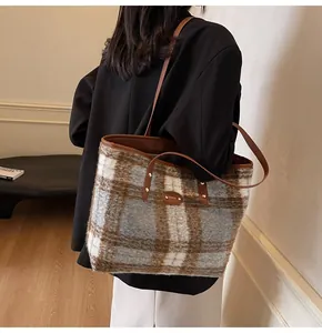 Détails du grand sac cabas en laine à carreaux avec anses en cuir marron fin