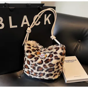 Dettaglio della borsa leopardata in ecopelliccia con ricamo a orsetto e manici a corda