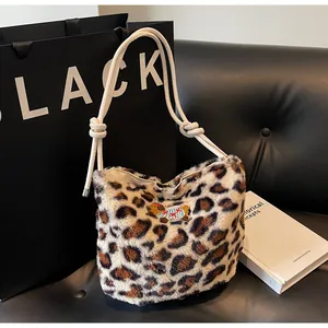 Dettaglio borsa a spalla leopardata in ecopelliccia con ricamo cane e manico annodato