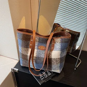 Sac Fourre-tout Vintage en Laine à Carreaux pour Femmes Grande Capacité Sac à Main à Bandoulière Décontracté Avec Sangles en Cuir PU Et Design à Rivets Sac de Mode pour Navetteurs
