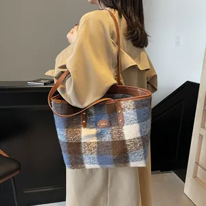 Grand sac cabas en tweed à carreaux marron et bleu avec fines lanières en cuir