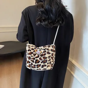 Borsa a tracolla in pelliccia sintetica leopardata con ricamo a cucciolo stile autunnale