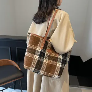 Grand sac cabas à carreaux en laine texturée avec anses en cuir marron pour l'hiver