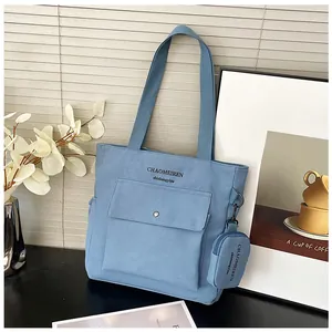 Nahaufnahme hellblaue Canvas-Tragetasche mit Vordertasche und Mini-Reißverschluss-Geldbörse
