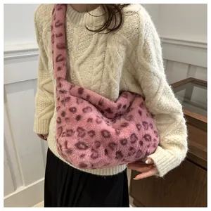 Sac bandoulière en peluche rose à imprimé léopard porté avec tenue d'automne douillette