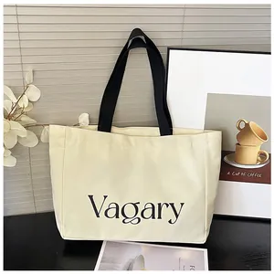 Détail du motif imprimé Vagary sur un sac cabas minimaliste en toile blanc cassé