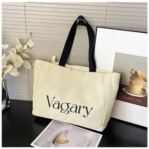 Gros plan du grand sac cabas en toile montrant l'imprimé Vagary et la bandoulière noire
