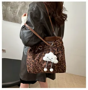 Détail du sac cabas léopard avec anses marron et pendentif nuage blanc mignon
