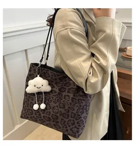Sac fourre-tout léopard avec pendentif nuage blanc pelucheux sur la bandoulière noire