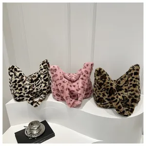 Détail des sacs cabas hobo en fausse fourrure avec divers imprimés léopard et peluche douce