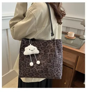 Sac fourre-tout léopard détaillé avec un pendentif en peluche nuage blanc mignon
