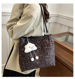 Sac fourre-tout à imprimé léopard avec un charm nuage en peluche porté à l'épaule