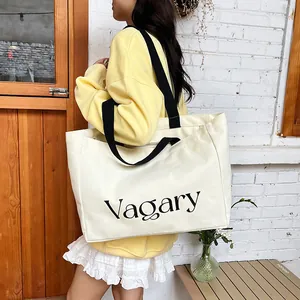 Grand sac cabas en toile beige avec imprimé Vagary porté à l'épaule pour femme