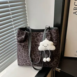 Sac Cabas en Toile Imprimé Léopard pour Femmes Grande Capacité Sac à Épaule Décontracté Avec Pendentif Nuage en Peluche