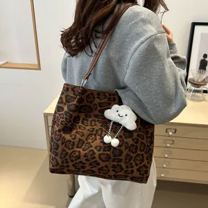 Grand sac cabas léopard avec bandoulières en cuir marron et pendentif nuage en peluche