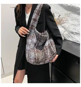 Detailaufnahme einer weichen Plüsch-Tragetasche mit Karomuster für Wintermode-Stils