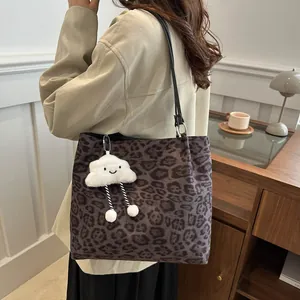 Sac fourre-tout à motif léopard avec pendentif nuage en peluche pour mode automne femme