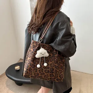 Grand sac cabas léopard avec pendentif nuage blanc et bandoulières élégantes