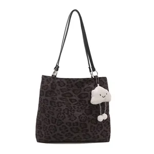 Grand sac cabas léopard avec bretelles noires et un charmant nuage en peluche blanc