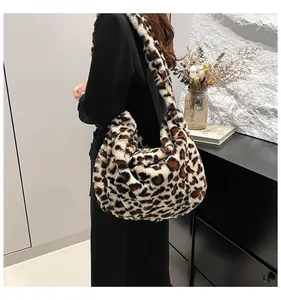 Détail d'un sac à bandoulière en peluche léopard montrant sa grande capacité et sa texture