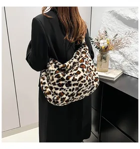 Gros plan du sac cabas en fausse fourrure léopard montrant la texture douce et l'anse