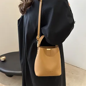 Sac seau en cuir marron clair avec bandoulière réglable et logo fashion embossé