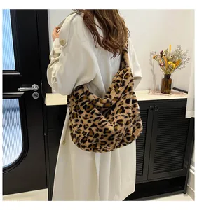 Gros plan du sac hobo en peluche léopard montrant la texture douce et la grande capacité
