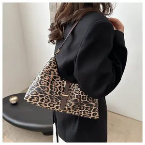 Sac hobo tendance à imprimé léopard avec bandoulière en cuir marron et boucle dorée