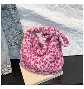 Détail d'un cabas en fausse fourrure léopard rose et violet au style décontracté