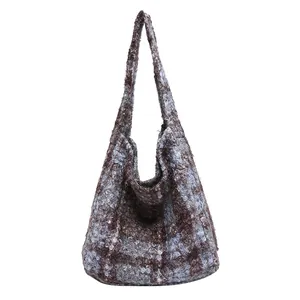 Schicke Herbst-Winter Hobo-Tasche aus braunem strukturiertem Kunstfell mit viel Platz