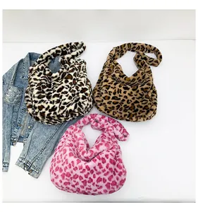 Vue détaillée des sacs hobo en peluche à imprimé léopard en blanc marron et rose