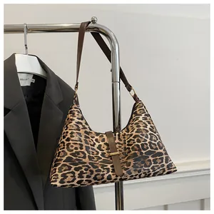 Détails du sac hobo à imprimé léopard avec bandoulière en cuir marron et finitions dorées