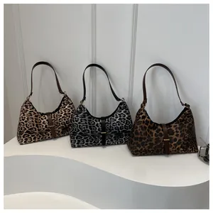 Vue détaillée de trois sacs à bandoulière aux motifs léopard et boucles métalliques chics