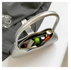 Capacità interna della borsa a mezzaluna argento con rossetto e profumo all'interno