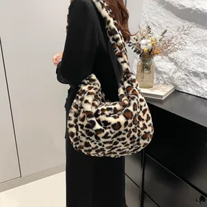 Sac fourre-tout chic 2024 en peluche léopard avec un design d'épaule en fausse fourrure