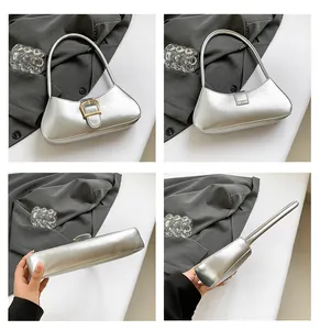 Dettagli della borsa baguette argento metallizzato con texture crackle e fibbia oro