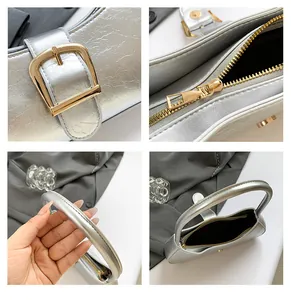 Dettaglio borsa argento con trama screpolata e finiture metalliche dorate lucide