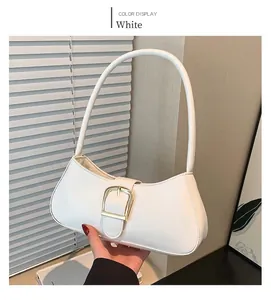 Dettaglio della borsa a spalla bianca in PU con una grande fibbia decorativa in metallo dorato