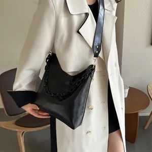 Retro black pleated leather tote bag with chunky chain strap for autumn commute