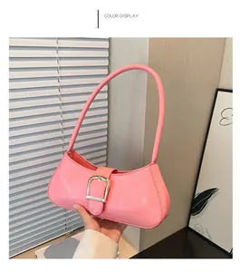 Dettaglio borsa rosa in pelle craquelé con fibbia dorata e tracolla alla moda