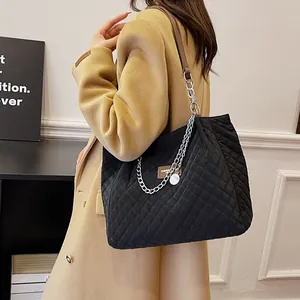 Detailansicht der schwarzen gesteppten Shopper-Tasche mit silbernen Kettenriemen