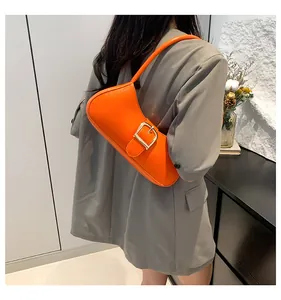 Elegante borsa baguette in pelle verniciata arancione con fibbia quadrata in metallo