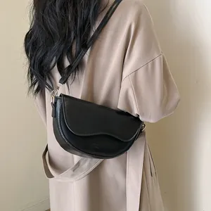 Sac à bandoulière demi-lune noir pour femme avec rabat ondulé et détails dorés chics