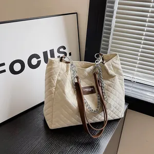 Damen Große Kapazität Gesteppte Tragetasche Rhombus Nylon Mode Pendeln Umhängetasche Mit Metallkettenriemen Handtasche Für Den Alltag