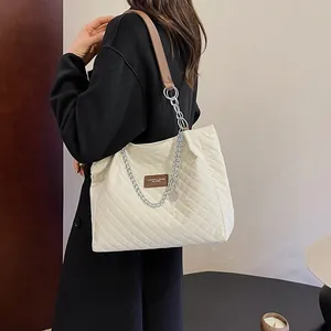 Große gesteppte Tragetasche mit silberner Kette aus elegantem weißem Kunstleder