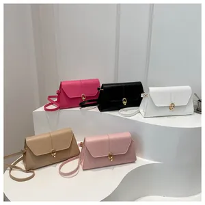 Détail de sacs bandoulière à rabat en cinq couleurs avec boucles métalliques dorées