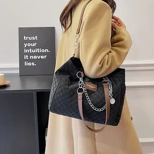 Große schwarze Stepptasche mit silberner Kette für stilvolles Damen-Pendeln im Herbst/Winter